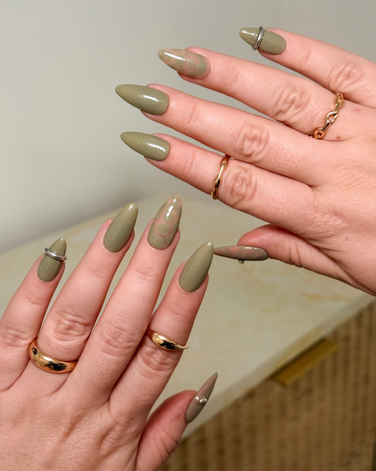 Olive Aura